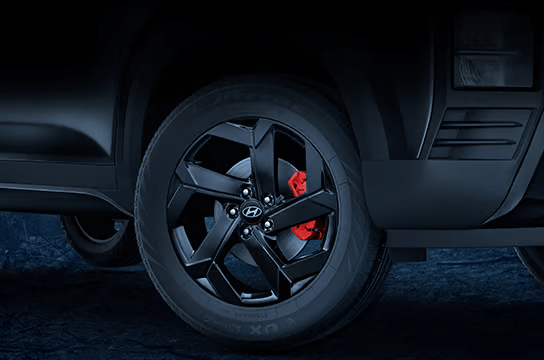 Hyundai Creta black alloys with red calipers